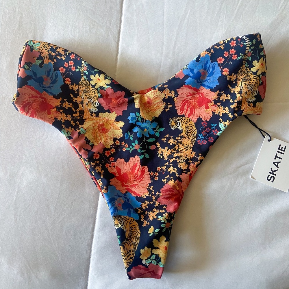 Skatie Melly bikini bottoms size Medium